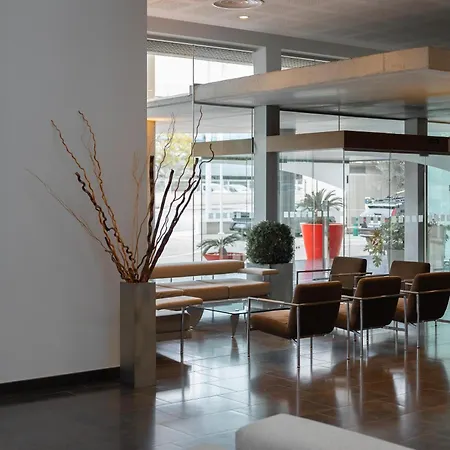 Hotell Port 4*